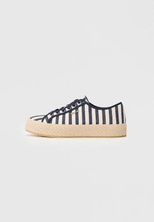 Niskie sneakersy z pionowymi paskami w kolorze granatowym i białym, granatowymi sznurowadłami oraz grubą, teksturowaną beżową podeszwą, pokazane z boku na jasnym tle.