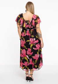 Blumiges Maxikleid mit kurzen Rüschärmeln, schwarzem Hintergrund, großem pinken und grünen Blumenmuster, tailliertem Bund und fließendem Saum.