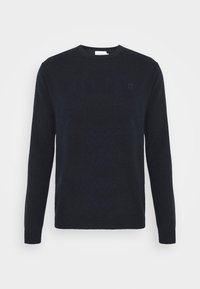 Svart crewneck-tröja av mjukt tyg, med långa ärmar och en diskret präglad logotyp på vänster bröst. Enkel, klassisk design.