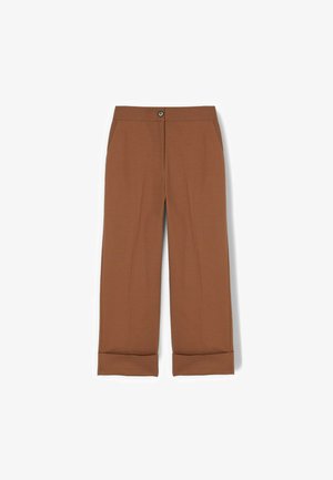 Braune Hose mit geradem Bein, Fronttaschen, Knopf- und Reißverschluss sowie umgeschlagenen Säumen auf weißem Hintergrund.