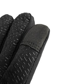 Schwarze Handschuhe aus strukturiertem Stoff, mit einem glatten Akzent im Daumenbereich. Die Oberfläche weist erhabene, gepunktete Muster für besseren Grip auf.