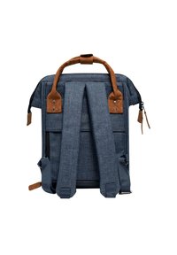 Blauer Stoffrucksack mit braunen Lederakzenten, Tragegriff und verstellbaren Schulterriemen, ausgestattet mit einem Reißverschluss und strukturiertem Design.