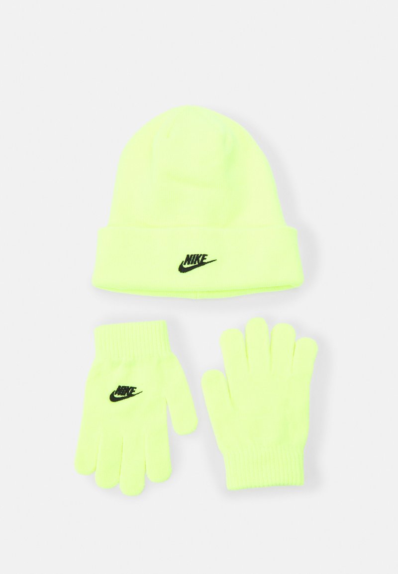 Gorro de inverno Nike amarelo neon e luvas combinando com logótipos bordados a preto sobre um fundo branco.