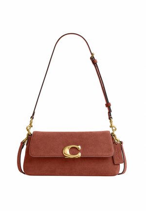Sac à épaule en daim marron avec bandoulière réglable, fermoir logo "C" doré et étiquette en cuir assortie sur fond blanc.