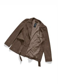 Blazer marrone in finta suede con apertura frontale, maniche lunghe e una cintura in vita. L'interno presenta una rifinitura liscia di colore beige.