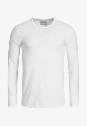 Langärmliges T-Shirt mit Rundhalsausschnitt in Weiß, aus leichtem, strukturiertem Stoff; mit einem Etikett am Hals und einem kleinen Logodetail am Saum.