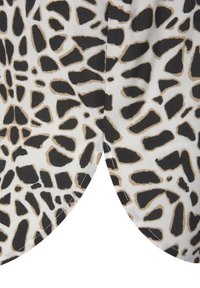 Textiel met een witte basis, gekenmerkt door een zwart-beige dierenprintpatroon, een gladde textuur en afgeronde randen met stikseldetails.