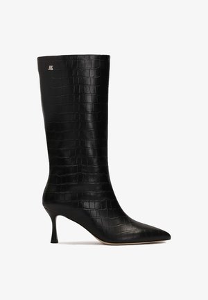 Kniehoge zwarte leren laarzen met een krokodillenstructuur, spitse neus en een stilettohak met een subtiele logo-accent.