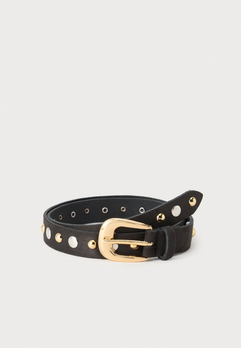 Ceinture en cuir noir avec des clous ronds alternés en or et argent et une boucle dorée brillante, enroulée sur un fond clair uni.