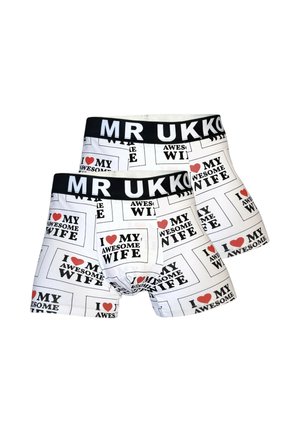 Twee paar witte boxershorts met zwarte taillebanden met het label "MR UKKO," bedrukt met de tekst "I love my awesome wife" en rode hartjesgrafieken.