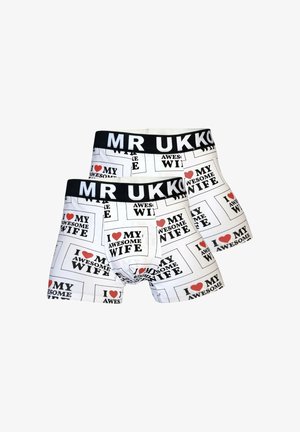 Dwie pary białych bokserek z czarnymi gumkami w pasie oznaczone napisem "MR UKKO", pokryte tekstem "Kocham moją wspaniałą żonę" oraz czerwonymi serduszkami.