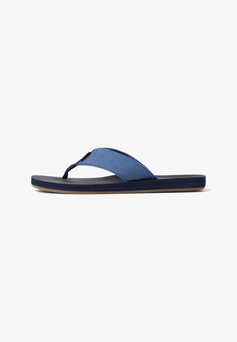 Marineblaue Flip-Flop-Sandalen mit Stoffriemen, die ein braunes Akzentdetail, eine strukturierte Fußbett und eine flache Gummisohle aufweisen.