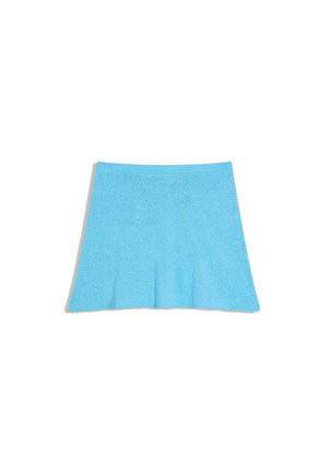 Jasne modrá, textúrovaná sukňa po kolená s rozšíreným lemom a priliehavým pásom, zobrazená na bielom pozadí.