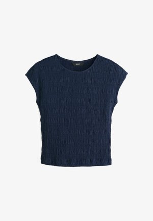 Granatowy top z krótkim rękawem wykonany z teksturowanej tkaniny, o luźnym kroju i okrągłym dekolcie. Posiada poziome zakładki na całej powierzchni.