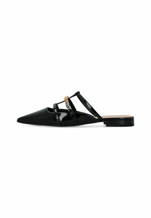 Zapatos de charol negro tipo slingback con punta afilada, que cuentan con correas entrecruzadas y un detalle decorativo dorado en la parte delantera. Suela plana.
