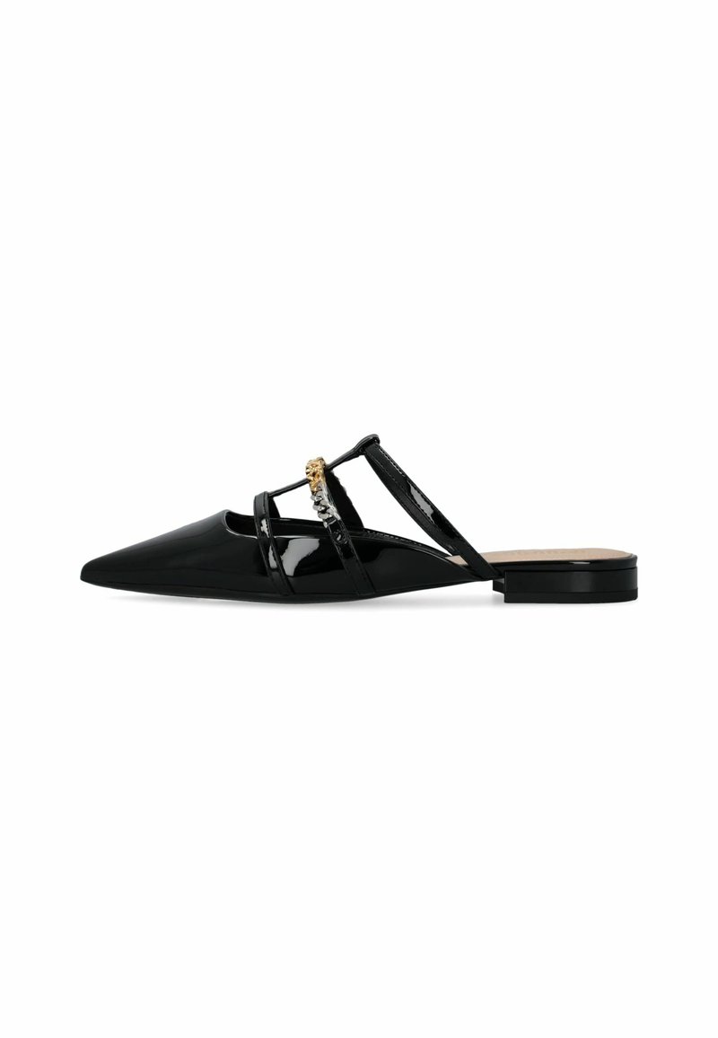 Crne lakirane slingback cipele s šiljatim vrhom, koje imaju ukršteno remenje i dekorativni zlatni detalj sprijeda. Ravni potplat.