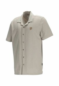 Camisa de botones de manga corta en beige claro con finas rayas verticales, que presenta un cuello plano y un pequeño parche con logo en el pecho.