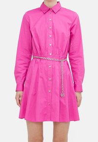 Vestito button-up rosa in cotone con vita arricciata, maniche lunghe e una cintura in catena argentata con un ciondolo con logo.