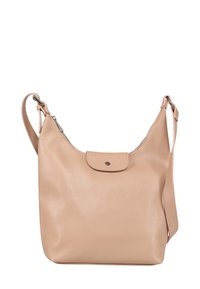 Sac à main en cuir rose doux avec une forme arrondie. Dispose d'une fermeture à rabat, d'une bandoulière ajustable et d'une surface texturée. Accents en matériel argenté.