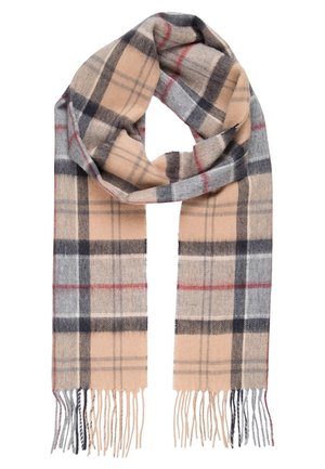 Szalik w kratę w kolorach beżowym, szarym i czarnym z czerwonymi akcentami, wykonany z miękkiego materiału, z frędzlami na końcach, złożony w pętlę na białym tle.