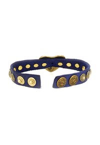 Bracciale in pelle blu navy con accenti in metallo dorato e borchie rotonde, dotato di una chiusura a forma di cuore e dettagli decorativi nel pattern.