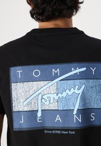Tommy Jeans FLAG TEE - Marškinėliai su spaudiniu - black