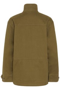 Olivroheline pikkade varrukatega jope kõrge krae, nööbitavate mansettide ja seljal ning varrukatel nähtavate horisontaalsete õmbluse detailidega.