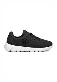 Baskets en textile noir avec semelles en caoutchouc blanches, présentant une forme arrondie, un laçage et un détail de logo discret sur le côté.