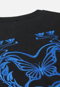 Zwart sweatstof met levendige blauwe borduursels van een vlinder en bloemmotieven nabij de halslijn. Duurzame rib gebreide kraag.