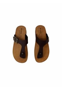 Sandali in pelle marrone con una cinghia testurizzata, progettati con un posteriore per le dita e una fibbia regolabile. Soletta tan, imbottita, con un accento circolare.