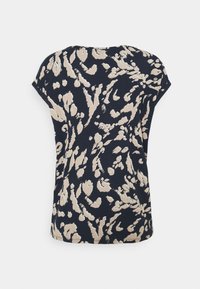 Bluzka z krótkim rękawem w granatowym kolorze z beżowym abstrakcyjnym wzorem kwiatowym. Wykonana z miękkiego materiału, ma luźny krój i okrągły dekolt.