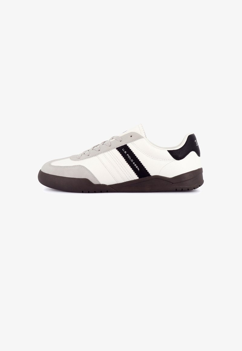 Baskets basses blanches et grises avec semelle noire et patch au talon, bande noire latérale avec logo U.S. Polo Assn., et lacets gris assortis.