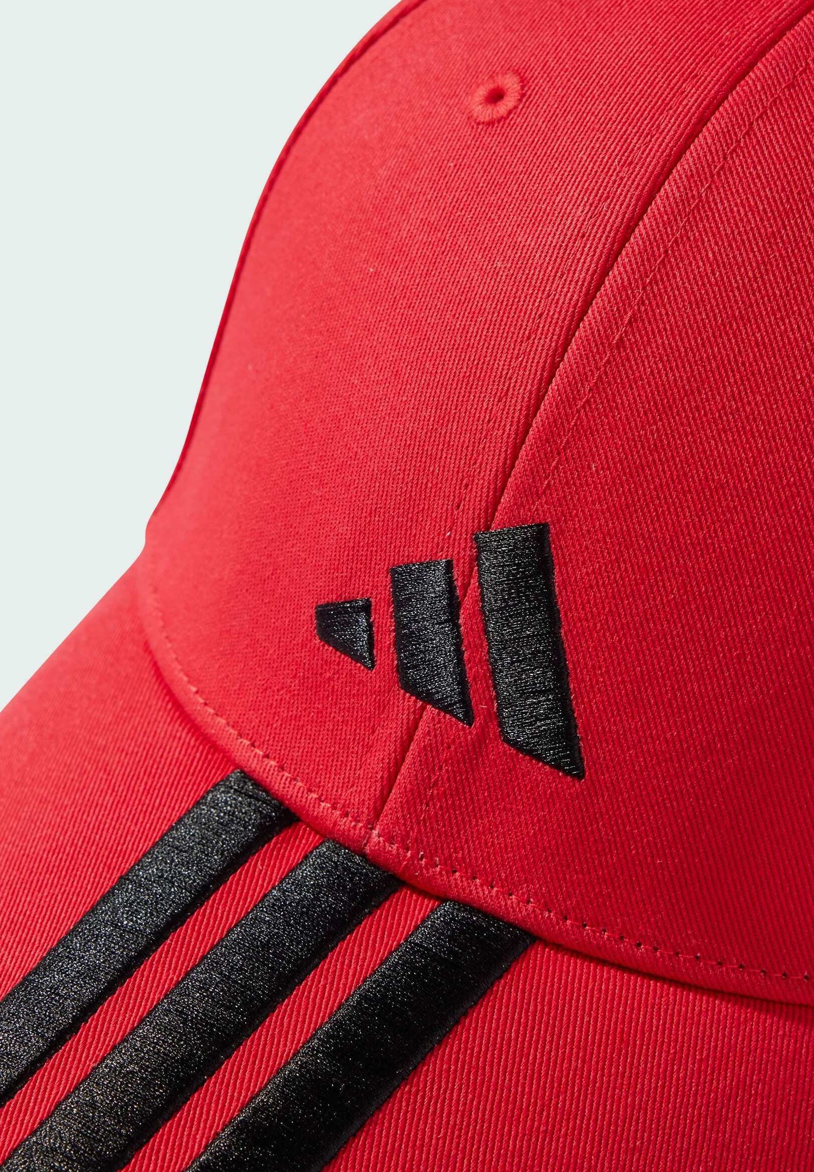 casquette adidas rouge et noir