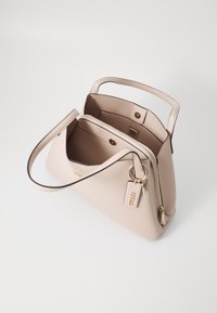 Borsa a tracolla in pelle beige con design strutturato, doppio manico, scomparti interni, una sezione con zip e accentuazioni in hardware color oro.