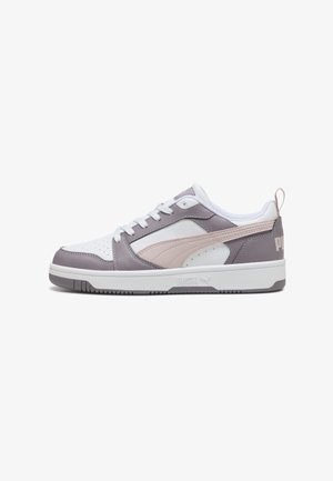 Fioletowe i białe trampki z teksturowanej skóry, z wyraźnym paskiem i logo PUMA, sznurowane oraz na gumowej podeszwie.