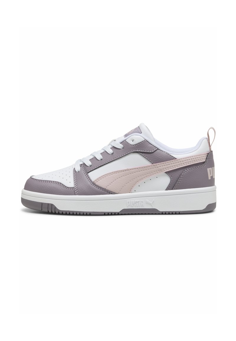 Lilla og hvide sneakers med en tekstureret læderoverdel, præget af en fremtrædende PUMA-stribe og logo, snørelukning og gummisål.
