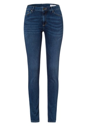 Chude dżinsy wykonane z ciemnoniebieskiego denimu. Posiadają pięć kieszeni, zapięcie na guzik z przodu oraz widoczne akcenty przeszyciowe.