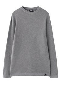 Grauer Strickpullover mit rundem Ausschnitt, langen Ärmeln und strukturiertem Stoff. Verfügt über ein kleines Markenetikett unten links.