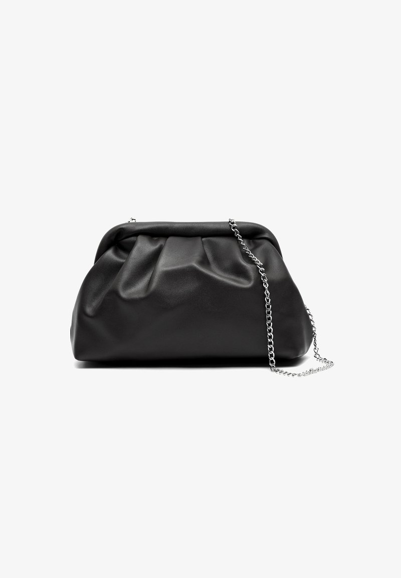 Bolso de mano de cuero negro con diseño plisado, textura suave, parte superior redondeada y una correa de cadena metálica. Silueta compacta y estructurada.