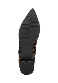 Scarpa con tacco alto in tessuto leopardato, con punta affusolata, suola in gomma nera e suola testurizzata per una migliore aderenza, caratterizzata da un design elegante e da una cintura regolabile.