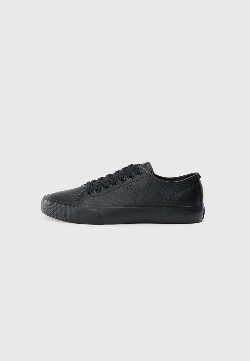 Mustmust mustraatsneaker, millel on nöörid, tekstuuriga kummitald ja Diskreetne "BOSS" logo küljes.