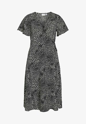 Čierne zavinovacie šaty s krátkymi volánovými rukávmi, zdobené bielym bodkovaným vzorom. Vyrobené z ľahkej látky s voľným strihom.