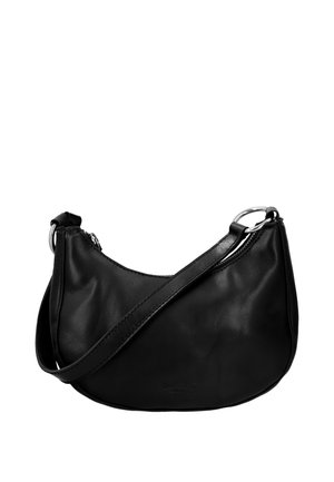 Musta, sirppi-muotoinen nahkainen olkalaukku, jossa säädettävä hihna ja hopeanväriset metallirenkaat, jotka yhdistävät hihnan laukun runkoon.