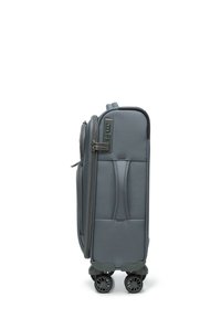 Grijze softshell koffer met een strak ontwerp, dubbele spinner wielen, ritsluiting en een ingebouwd slot systeem aan de zijkant.