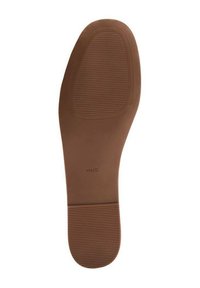 Semelle de chaussure marron avec une surface en caoutchouc texturé, présentant des rainures horizontales et un bord arrondi. Imprimé de "MNG" près de la section du talon.