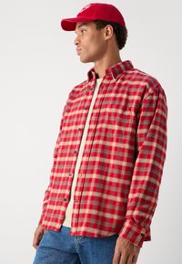 GANT CHECK SHIRT - Skjorter - ruby red