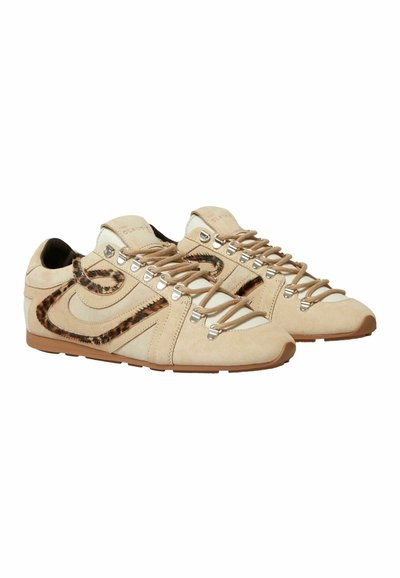 Sneaker in suede beige con accenti in stampa leopardata marrone, occhielli in metallo e lacci beige su una suola in gomma marrone chiaro.