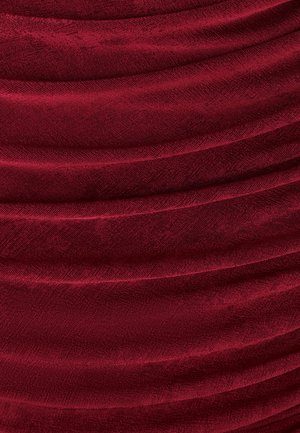 Tessuto bordeaux con pieghe verticali, caratterizzato da una texture liscia e una leggera lucentezza. Il materiale appare morbido e finemente intrecciato.