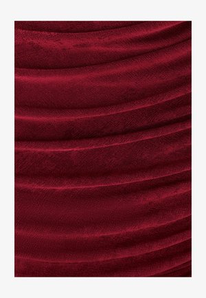 Burgunderfarvet stof med lodrette plisseringer, der har en glat tekstur og let glans. Materialet virker blødt og jævnt vævet.