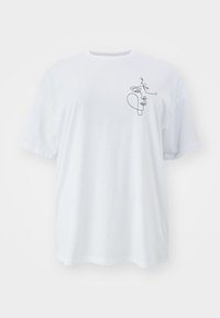 Bílá bavlněná trička, oversize střih, s minimalistickým černým liniovým výkresem na levé straně. Klasický kulatý výstřih a krátké rukávy.